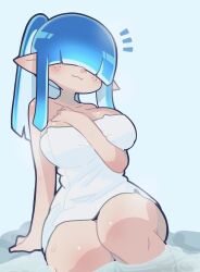  1girl :3 arm_between_breasts arm_support bathing between_breasts blue_background blue_hair blunt_bangs blush breasts closed_mouth commentary_request cowboy_shot facing_viewer freckles hair_over_eyes hekoningyou_(waraningyou) highres inkling inkling_girl inkling_player_character large_breasts long_hair naked_towel nintendo notice_lines onsen pointy_ears ponytail rock sidelocks solo splatoon_(series) steam sweat tentacle_hair towel water 