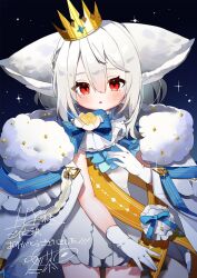  :&lt; animal_ear_fluff animal_ears ascot black_background blue_bow blue_ribbon blue_sash blush bow bowtie coat coat_on_shoulders commission cowboy_shot crown flower fox_ears fox_girl fox_tail frilled_vest frills fur-trimmed_coat fur_trim gloves grey_hair hair_between_eyes hair_bow hair_ornament hair_ribbon hair_scrunchie hand_on_own_chest high_collar highres large_ears large_tail light long_hair looking_at_viewer low_twintails meda_cha original parted_lips red_eyes ribbon rose sakurada_shiro_(hy_plus) sakurada_shiro_(royal)_(hy_plus) sash scrunchie shadow shoulder_sash signature single_bare_leg skeb_commission standing star_(symbol) straight-on tail thank_you thighhighs twintails very_long_hair vest white_coat white_flower white_gloves white_hair white_rose white_unitard zettai_ryouiki 
