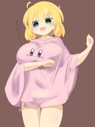  1girl :3 arm_under_breasts arm_up blonde_hair blue_eyes blush breasts brown_background character_print commentary_request cowboy_shot green_eyes heterochromia kirby kirby_(series) large_breasts lets0020 looking_at_viewer medium_bangs nintendo open_mouth oversized_clothes oversized_shirt ryouna_(senran_kagura) senran_kagura shirt short_hair simple_background smile solo translation_request wide_sleeves 