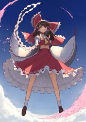  1girl ascot bow brown_hair chest_sarashi closed_mouth cloud detached_sleeves floating frilled_bow frilled_hair_tubes frills full_body gohei hair_bow hair_tubes hakurei_reimu highres holding holding_gohei long_hair looking_at_viewer midriff navel nontraditional_miko red_bow red_eyes red_skirt ribbon-trimmed_sleeves ribbon_trim sarashi shoes skirt skirt_set sky smile socks solo touhou white_socks yellow_ascot yohia 