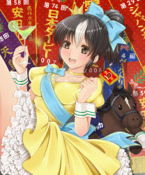  1girl :d black_hair blue_bow bow breasts cleavage cocktail_glass creature_and_personification cup dress drinking_glass flag food fruit highres holding holding_flag lime_(fruit) lime_slice medium_breasts mini_flag multicolored_hair nabepro open_mouth personification ponytail puffy_short_sleeves puffy_sleeves red_background short_sleeves sidelocks smile streaked_hair umabi vodka_(racehorse) white_hair wrist_cuffs yellow_dress 
