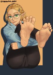  1girl absurdres barefoot blonde_hair feet foot_focus glasses highres looking_at_viewer natsuko_ashi nintendo no_shoes pointy_ears princess_zelda sitting smile soles solo spread_toes the_legend_of_zelda the_legend_of_zelda:_breath_of_the_wild toes 