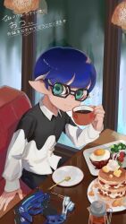  1boy black-framed_eyewear black_shirt closed_mouth collared_shirt commentary_request cup dapple_dualies_(splatoon) dessert egg_(food) food glasses holding holding_cup indoors inkling inkling_boy inkling_player_character looking_at_viewer male_focus nintendo plate pointy_ears polero_light shirt short_hair sitting smile solo splatoon_(series) splatoon_3 spoon tentacle_hair translation_request two-tone_shirt weapon white_shirt 