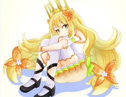  1girl black_footwear blonde_hair blush bow butterfly_hair_ornament celine_(fire_emblem) crown dress fire_emblem fire_emblem_engage green_bow green_eyes hair_between_eyes hair_ornament highres holding_legs long_hair looking_at_viewer nintendo official_alternate_costume setuna_cxxxvll short_sleeves sitting solo thighhighs very_long_hair white_background white_dress white_thighhighs 