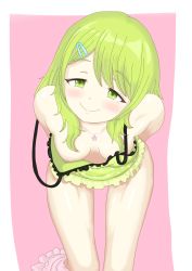  1girl absurdres arms_behind_back bare_shoulders bent_over blush border breasts downblouse extended_downblouse green_eyes green_hair hair_ornament hairclip hanging_breasts head_tilt highres jewelry leaning_forward long_hair matching_hair/eyes medium_breasts morinaka_kazaki necklace nijisanji nipples no_bra outside_border pink_background simple_background smile solo strap_slip virtual_youtuber white_border yarinomana 