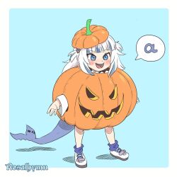  1girl :d a_(phrase) artist_name blue_background blue_eyes blue_hair blue_socks blush fins fish_tail full_body gawr_gura hair_ornament highres hololive hololive_english jack-o&#039;-lantern long_hair long_sleeves multicolored_hair open_mouth pumpkin_costume pumpkin_hat rosalhymn shadow shark_tail sharp_teeth shoes simple_background smile socks solo spoken_letter standing streaked_hair tail teeth two_side_up virtual_youtuber white_footwear white_hair 