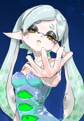 1girl bare_arms bare_shoulders breasts cleavage covered_navel cross-shaped_pupils dress gradient_hair green_hair grey_dress grey_hair hair_down head_tilt highres inkling koharu2.5 long_hair looking_at_viewer marie_(splatoon) mole mole_under_eye multicolored_hair nintendo outstretched_arm parted_lips pointy_ears red_pupils short_eyebrows solo splatoon_(series) splatoon_1 strapless strapless_dress symbol-shaped_pupils tentacle_hair two-tone_hair yellow_eyes 