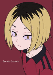  1boy black_hair blonde_hair brown_eyes character_name closed_mouth collared_shirt commentary eyebrows_hidden_by_hair haikyuu!! highres kozume_kenma looking_at_viewer male_focus multicolored_hair neki_(wakiko) parted_bangs red_background red_shirt shirt simple_background solo thick_eyebrows two-tone_hair upper_body 