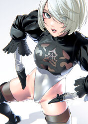  1girl 2b_(nier:automata) black_gloves black_thighhighs blue_eyes breasts cleavage covered_navel gloves groin haigure_pose hair_over_one_eye highres leotard looking_at_viewer medium_breasts mole mole_under_eye nier:automata nier_(series) parted_lips puffy_sleeves rom_no_hito short_hair solo spread_legs teeth thighhighs white_hair  rating:Questionable score:22 user:danbooru