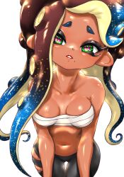  1girl bare_shoulders blue_hair breasts brown_hair cephalopod_eyes chest_sarashi cleavage collarbone cosplay dark-skinned_female dark_skin furrowed_brow gluteal_fold green_eyes highres horizontal_pupils koharu2.5 long_hair marina_(splatoon) medium_breasts mole mole_under_mouth multicolored_hair navel nintendo octoling parted_lips pink_pupils sarashi shiver_(splatoon) shiver_(splatoon)_(cosplay) simple_background solo splatoon_(series) star_(symbol) suction_cups tentacle_hair thigh_gap two-tone_hair very_long_hair white_background 