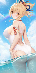 1girl absurdres adjusting_clothes adjusting_swimsuit alternate_costume arm_tattoo artist_name ass back bare_shoulders blonde_hair blush breasts bubble choker cloud cowboy_shot feet_out_of_frame from_behind fukuro_daizi genshin_impact gluteal_fold grin hair_ornament highres large_breasts light_rays long_hair looking_at_viewer looking_back one-piece_swimsuit orange_eyes outdoors partially_submerged partially_underwater_shot ponytail rainbow red_choker sideboob sky smile solo standing swimsuit tattoo teeth thighs underwater wading water white_one-piece_swimsuit yoimiya_(genshin_impact) rating:Questionable score:82 user:armorcrystal