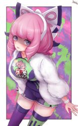  1girl artist_name asymmetrical_legwear bow bracelet breasts collared_shirt creatures_(company) drill_hair eyeshadow flipped_hair fur_jacket game_freak gameso gloves hair_bow hairband highres jacket jewelry klara_(pokemon) large_breasts makeup mismatched_legwear mole mole_under_mouth nintendo pink_eyeshadow pink_hair pink_lips pokemon pokemon_swsh print_shirt print_shorts print_thighhighs purple_eyes ring shaded_face shirt short_hair shorts side_slit side_slit_shorts single_glove solo thighhighs twin_drills white_bow white_hairband white_jacket 