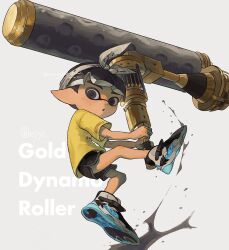  1boy black_eyes black_hair black_shorts bow bow_hairband commentary dolphin_shorts dynamo_roller_(splatoon) full_body glint grey_background grey_bow grey_hairband grey_trim hairband highres holding holding_weapon inkling inkling_boy inkling_player_character male_focus nintendo pointy_ears print_shirt shirt shoes short_hair shorts simple_background solo splatoon_(series) splatoon_3 symbol-only_commentary tentacle_hair totocosakana weapon weapon_name yellow_shirt 