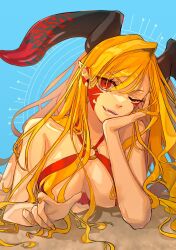  1girl alternate_costume bikini black_horns blonde_hair breasts dragon_horns facial_mark fate/grand_order fate_(series) highres hiyoko_no_tamago horns large_breasts long_hair long_horns looking_at_viewer nero_claudius_(fate) nero_claudius_(fate)_(all) o-ring o-ring_bikini one_eye_closed pointy_ears queen_draco_(fate) queen_draco_(third_ascension)_(fate) red_eyes red_scales smile solo swimsuit 