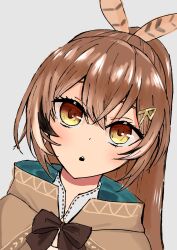 1girl absurdres bow bowtie brown_bow brown_bowtie brown_eyes brown_hair brown_sweater curious feather_hair_ornament feathers grey_background hair_ornament highres hololive hololive_english long_hair looking_at_viewer nanashi_mumei ponytail sweater virtual_youtuber zeon_(zzeeonn)