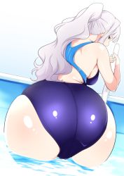 1girl ass back breasts competition_swimsuit highres huge_ass idolmaster idolmaster_(classic) jabara_tornado long_hair looking_at_viewer looking_back one-piece_swimsuit ponytail pool purple_eyes shijou_takane shiny_skin silver_hair solo swimsuit water wide_hips rating:Sensitive score:93 user:danbooru