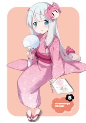 10s 1girl blue_eyes blush bow copyright_name eromanga_sensei hair_bow hand_fan highres holding holding_fan invisible_chair izumi_sagiri japanese_clothes kimono long_hair looking_at_viewer low-tied_long_hair mask mask_on_head obi official_art parted_lips pen pink_kimono red_bow rin_(royal) sash silver_hair simple_background sitting solo very_long_hair white_background yukata rating:Sensitive score:5 user:danbooru