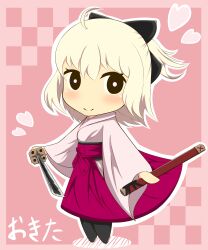  1girl absurdres ahoge black_bow black_pantyhose blonde_hair blush bow checkered_background chibi closed_mouth commentary_request fate_(series) full_body hair_between_eyes hair_bow hakama hakama_skirt heart highres holding holding_sheath holding_sword holding_weapon japanese_clothes kimono koha-ace okita_souji_(fate) okita_souji_(koha-ace) pantyhose pink_background pink_kimono ponytail purple_hakama sheath skirt smile solo standing sword translation_request unsheathed weapon yuya090602 