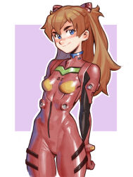  1girl arms_behind_back blue_eyes blush bodysuit breasts brown_hair closed_mouth commentary cowboy_shot effy_neprin freckles gluteal_fold hair_between_eyes hairpods highres interface_headset long_hair looking_at_viewer neon_genesis_evangelion plugsuit purple_background red_bodysuit skin_tight small_breasts smile solo souryuu_asuka_langley spanish_commentary standing two-tone_background white_background 