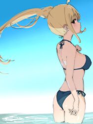  1girl absurdres ahoge ass bikini blonde_hair blue_bikini blue_sky bocchi_the_rock! breasts closed_mouth commentary_request detached_ahoge floating_hair from_behind gradient_sky highres ijichi_nijika looking_at_viewer medium_breasts ocean red_eyes side-tie_bikini_bottom side_ponytail sky solo swimsuit ukitaryu wading 