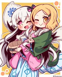  2girls ;&gt; ;d absurdres black_bow black_hairband blonde_hair blush bow closed_mouth commentary_request fate/extra fate/grand_order fate_(series) grey_hair hair_bow hair_ornament hairband hairclip highres japanese_clothes kimono long_hair long_sleeves multiple_girls nursery_rhyme_(fate) one_eye_closed open_mouth outline paul_bunyan_(fate) pink_eyes small_sweatdrop smile striped_bow sweat twitter_username two-tone_background v very_long_hair white_background white_kimono white_outline wide_sleeves yellow_background yellow_eyes yuya090602 