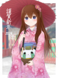 1girl 2024 alternate_costume blue_eyes blue_sash blurry blurry_background blush border bright_pupils closed_mouth cowboy_shot floral_print_kimono flower hair_between_eyes hair_flower hair_ornament hand_up highres holding holding_stuffed_toy holding_umbrella japanese_clothes kanzaki_nyo kimono long_hair long_sleeves looking_at_viewer makise_kurisu obi oil-paper_umbrella outdoors outside_border pink_kimono red_hair sash shrine sidelocks smile solo standing steins;gate stuffed_toy umbrella upa_(steins;gate) white_border white_pupils wide_sleeves