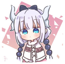  1girl black_bow blue_eyes blunt_bangs blunt_ends blush bow capelet chibi closed_mouth commentary_request dragon_girl dragon_horns expressionless fur-trimmed_capelet fur_trim hair_bobbles hair_bow hair_ornament highres horns jitome kanna_kamui kobayashi-san_chi_no_maidragon long_hair looking_at_viewer purple_hair signature simple_background solo upper_body utuigawa white_background white_capelet  rating:General score:6 user:danbooru