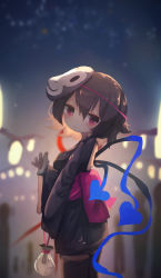  1girl alternate_costume arm_at_side backlighting bag bangs black_hair black_kimono black_thighhighs blue_wings blurry blurry_background blush chii_(tsumami_tsumamare) closed_mouth cowboy_shot depth_of_field expressionless festival from_behind from_side hair_between_eyes half-closed_eyes hand_up highres holding holding_bag houjuu_nue japanese_clothes kimono kinchaku lantern legs_together light long_bangs long_sleeves looking_at_viewer looking_back looking_to_the_side mask monkey_mask night no_lineart no_nose noh_mask obi open_hand outdoors people pink_eyes pink_sash pouch sash short_hair short_kimono short_yukata solo standing summer_festival thighhighs touhou waving wide_sleeves wings yukata zettai_ryouiki 