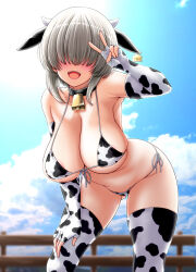  1girl animal_ears animal_print areola_slip arm_up bell bikini blush breasts cleavage collarbone cow_earrings cow_ears cow_horns cow_print cow_print_bikini cowbell cowboy_shot elbow_gloves fence fingerless_gloves gloves gluteal_fold grey_hair hair_over_eyes hand_on_own_thigh highres horns large_breasts leaning_forward long_bangs looking_at_viewer open_mouth osuzu_akiomi outdoors print_bikini short_hair side-tie_bikini_bottom skindentation solo standing swimsuit teeth thighhighs underboob upper_teeth_only uzaki-chan_wa_asobitai! uzaki_yanagi v wooden_fence  rating:Sensitive score:57 user:danbooru