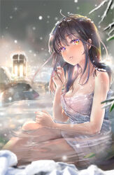  1girl blush breasts brown_hair cleavage collarbone commentary_request cowboy_shot gradient_eyes hair_over_eyes keepout long_hair looking_at_viewer medium_breasts messy_hair multicolored_eyes naked_towel night onsen original outdoors parted_lips partially_submerged pink_eyes playing_with_own_hair snowflakes snowing steam towel wet yellow_eyes 