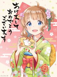  1girl :d ahoge blue_eyes blush bow brown_hair chinese_zodiac commentary_request floral_print floral_print_kimono flower flower_request furisode green_kimono hair_bun hair_flower hair_ornament hands_up highres holding idolmaster idolmaster_million_live! japanese_clothes kimono kurobako_bb long_sleeves looking_at_viewer new_year obi open_mouth pink_background polka_dot polka_dot_background raised_eyebrows red_bow ribbon sash short_hair sidelocks single_hair_bun single_side_bun smile solo suou_momoko swept_bangs tareme translation_request twitter_username upper_body waist_bow wide_sleeves year_of_the_rat yellow_background 