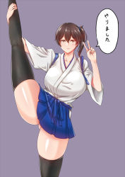  1girl black_thighhighs blue_hakama breasts brown_hair check_translation flexible gluteal_fold hakama hakama_short_skirt hakama_skirt japanese_clothes kaga_(kancolle) kantai_collection kashiru large_breasts leg_lift leg_up long_hair short_sidetail side_ponytail skirt solo speech_bubble split standing standing_on_one_leg standing_split tasuki thighhighs translation_request v 