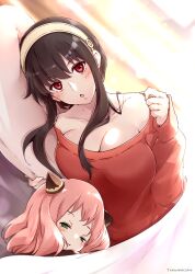  2girls :o anya_(spy_x_family) black_hair breasts cleavage green_eyes hairband hairpods highres large_breasts looking_at_viewer lying multiple_girls on_bed on_side pink_hair red_eyes red_sweater shi-2 spy_x_family sweater white_hairband yor_briar  rating:Sensitive score:11 user:danbooru