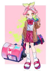  1girl belt border bow bowtie brown_jacket chinese_commentary citrusplatsoda colored_tips commentary_request full_body green_hair gun heavy_splatling_(splatoon) highres holding holding_gun holding_weapon jacket long_hair multicolored_hair nintendo octoling octoling_girl octoling_player_character open_clothes open_jacket outside_border pink_background pink_bow pink_bowtie pink_footwear pink_hair pink_pupils pink_shorts sandals shorts smile socks solo splatoon_(series) splatoon_3 standing teeth tentacle_hair two-tone_hair weapon white_border white_socks yellow_eyes 