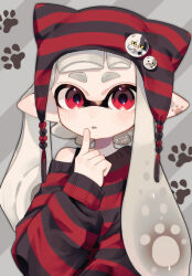  1girl black_shirt character_pin finger_to_own_chin grey_background grey_hair highres inkling inkling_girl inkling_player_character judd_(splatoon) li&#039;l_judd_(splatoon) long_hair looking_at_viewer nintendo parted_lips pointy_ears red_eyes red_shirt sahata_saba shirt simple_background solo splatoon_(series) striped_clothes striped_headwear striped_shirt tentacle_hair thick_eyebrows translation_request two-tone_headwear two-tone_shirt upper_body 