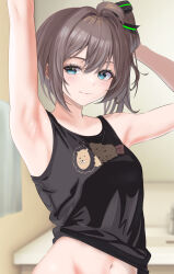  1girl ahoge alternate_costume armpits arms_up black_ribbon black_tank_top blue_eyes blurry blurry_background blush breasts brown_hair closed_mouth collarbone commentary_request eyelashes green_ribbon hair_between_eyes hair_ribbon highres hololive indoors medium_hair natsuiro_matsuri navel one_side_up ribbon sidelocks small_breasts smile solo tank_top upper_body virtual_youtuber wakaunderblade7 