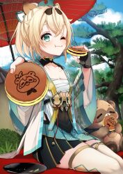 1girl absurdres blonde_hair blue_sky chest_sarashi cloud commentary_request dorayaki eating fingerless_gloves food food_on_face gloves grass green_eyes hair_ornament highres holding holding_food hololive incoming_food japanese_clothes kazama_iroha kazama_iroha_(1st_costume) leaf leaf_hair_ornament looking_at_viewer mamdtsubu medium_hair oil-paper_umbrella one_eye_closed pokobee ponytail red_umbrella sarashi sky thighs tree umbrella virtual_youtuber wagashi 