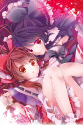  2girls alternate_color black_bow black_hair black_skirt bow brown_hair closed_mouth commentary_request detached_sleeves flower frilled_bow frilled_hair_tubes frills hair_bow hair_tubes hakurei_reimu highres hug long_hair multiple_girls red_bow red_eyes red_skirt ribbon-trimmed_sleeves ribbon_trim skirt skirt_set smile spider_lily touhou yanagise 