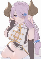  1girl arm_support asymmetrical_gloves bare_shoulders blue_eyes braid breasts brown_horns cleavage cleavage_cutout closed_mouth clothing_cutout commentary_request demon_horns draph gloves granblue_fantasy hair_ornament hair_over_one_eye highres horns large_breasts looking_at_viewer narmaya_(granblue_fantasy) parted_bangs pink_hair simple_background sitting skindentation smile solo star_v1sta thick_thighs thigh_strap thighs white_background yokozuwari 
