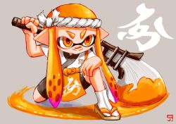  1girl closed_mouth colored_tips commentary_request grey_background hachimaki headband highres holding holding_weapon inkling inkling_girl inkling_player_character long_hair maki_splakugaki multicolored_hair nejiri_hachimaki nintendo octobrush_(splatoon) on_one_knee orange_eyes orange_hair paint pink_hair pointy_ears sandals simple_background smile socks solo splatoon_(series) splatoon_1 tabi tentacle_hair thick_eyebrows two-tone_hair weapon white_socks zouri 