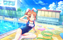  1girl abe_nana animal_ears breasts brown_eyes brown_hair cleavage fake_animal_ears female_focus idolmaster idolmaster_cinderella_girls large_breasts looking_at_viewer medium_hair name_tag official_art one-piece_swimsuit one_eye_closed ponytail pool rabbit_ears scrunchie smile solo swimsuit thighhighs v water wet white_thighhighs wink 