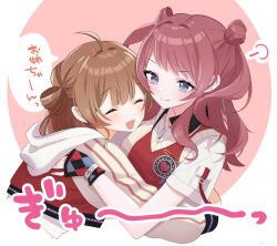 2girls ^_^ ahoge blush brown_hair closed_eyes commentary_request cropped_torso gakuen_idolmaster hanami_saki hanami_ume highres hug idolmaster looking_at_another multiple_girls red_hair shihone_(xuz_op) siblings sisters smile speech_bubble translation_request two_side_up upper_body 
