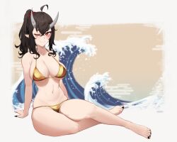  1girl ;) ahoge ameiarts barefoot bikini black_hair black_nails breasts closed_mouth collarbone demon_girl demon_horns full_body gold_bikini highres horns large_breasts mole mole_on_thigh nail_polish navel one_eye_closed original pointy_ears ponytail red_eyes sitting slit_pupils smile solo stomach swimsuit thighs toenail_polish toenails waves 
