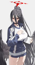  1girl absurdres black_choker black_hair black_wings blue_archive blue_shirt blue_shorts breasts choker clipboard closed_mouth commentary_request cowboy_shot facing_viewer feathered_wings feishi grey_background gym_uniform hair_between_eyes halo hand_on_own_chest hasumi_(blue_archive) hasumi_(track)_(blue_archive) highres holding holding_clipboard huge_breasts large_wings long_bangs long_hair long_sleeves looking_ahead mole mole_under_eye official_alternate_costume partially_unzipped ponytail red_eyes red_halo shirt shorts simple_background skirt solo standing very_long_hair white_skirt wings 