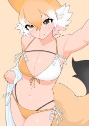  1girl absurdres animal_ears armpits bikini breasts brown_hair cleavage closed_mouth cowboy_shot coyote_(kemono_friends) double-parted_bangs extra_ears fang fang_out fingernails hair_between_eyes highres holding illu_(illu_stratos) kemono_friends kemono_friends_v_project large_breasts light_blush light_brown_hair medium_hair multicolored_hair navel side-tie_bikini_bottom simple_background smile solo stomach swimsuit tail tan two-tone_hair virtual_youtuber white_hair yellow_eyes 