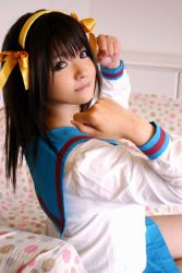  1girl asian brown_hair cosplay mizuhara_arisa photo_(medium) school_uniform serafuku solo suzumiya_haruhi suzumiya_haruhi_(cosplay) suzumiya_haruhi_no_yuuutsu 