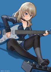  1girl absurdres an_yb artist_name black_choker black_pantyhose black_shirt blue_background blue_eyes blue_shorts brown_hair choker closed_mouth dated dutch_angle effects_pedal electric_guitar feet fender_jazzmaster girls_band_cry guitar highres holding holding_instrument instrument kawaragi_momoka knee_up legs light_blush no_shoes pantyhose shadow shirt shorts simple_background sitting soles solo toes v-neck 
