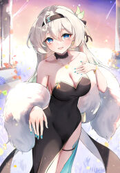  1girl :d absurdres bare_shoulders black_choker black_dress black_hairband blue_eyes blue_nails breasts choker cleavage commentary cowboy_shot dress elphe feather_boa firefly_(honkai:_star_rail) hair_between_eyes hairband hand_up highres honkai:_star_rail honkai_(series) jewelry large_breasts long_hair looking_at_viewer nail_polish necklace open_mouth purple_eyes side_slit smile solo standing strapless strapless_dress two-tone_eyes very_long_hair white_hair 