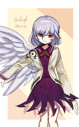 1girl 2020 absurdres artist_name bow brooch closed_mouth collared_shirt dated ears feathered_wings hair_between_eyes highres ichirugi jewelry kishin_sagume knees long_sleeves looking_at_viewer nose red_bow red_eyes shirt simple_background single_wing skirt smile solo standing touhou white_background white_hair wings yellow_background