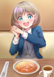  1girl absurdres blue_cardigan blue_eyes bob_cut cardigan coffee coffee_mug collared_shirt commentary_request cup dress excited food food_awe fork hakumai_konatsu hands_up happy highres jacket light_brown_hair long_sleeves love_live! love_live!_superstar!! mug multicolored_hair napolitan open_mouth own_hands_together pasta pinafore_dress pink_hair plate pov_across_table restaurant school_uniform shirt short_hair sitting sleeveless_dress smile solo sparkling_eyes steam streaked_hair table tang_keke teeth two-tone_hair upper_teeth_only 
